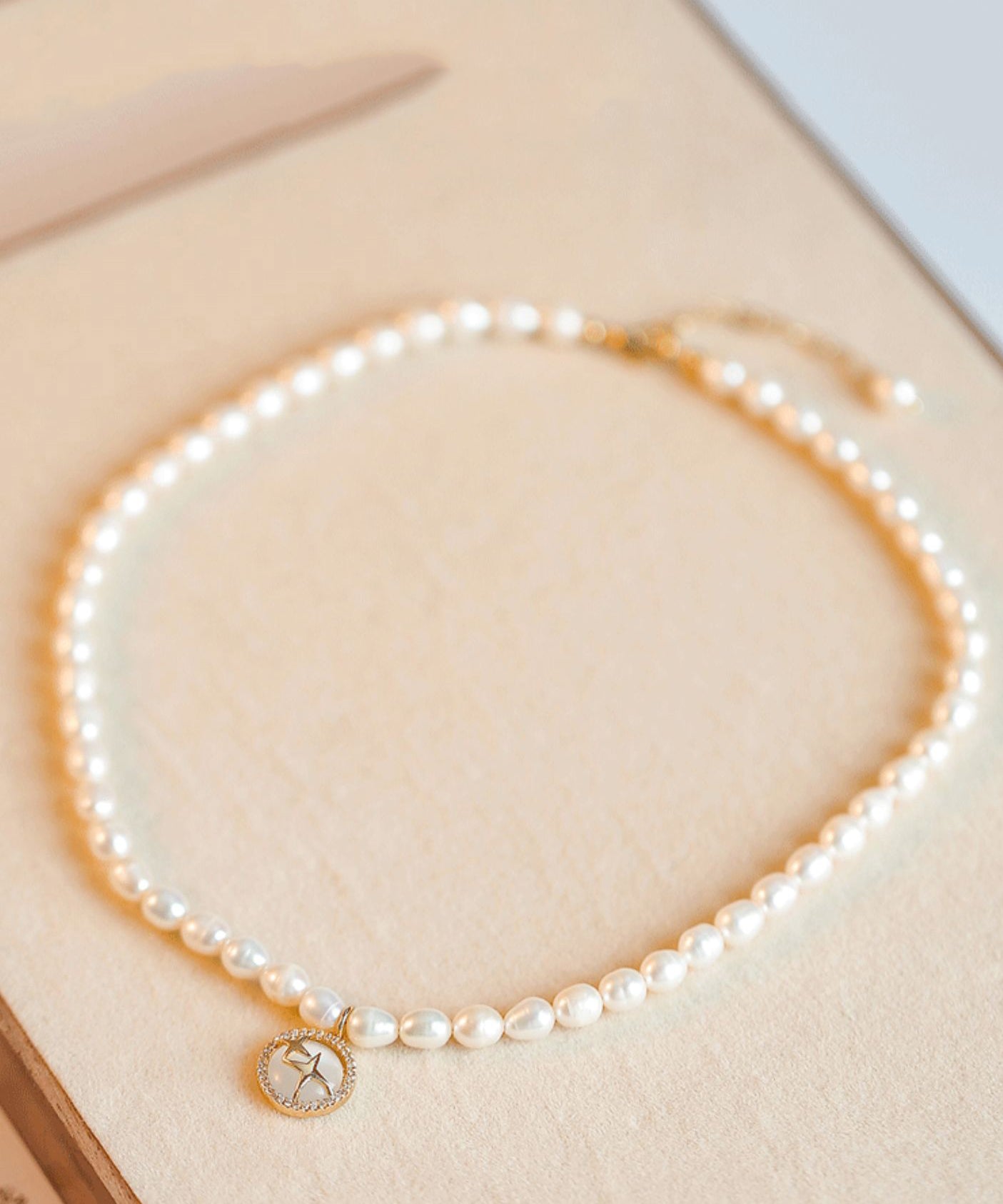 White Alloy Pearl Cat Eye Stone Pendant Necklace