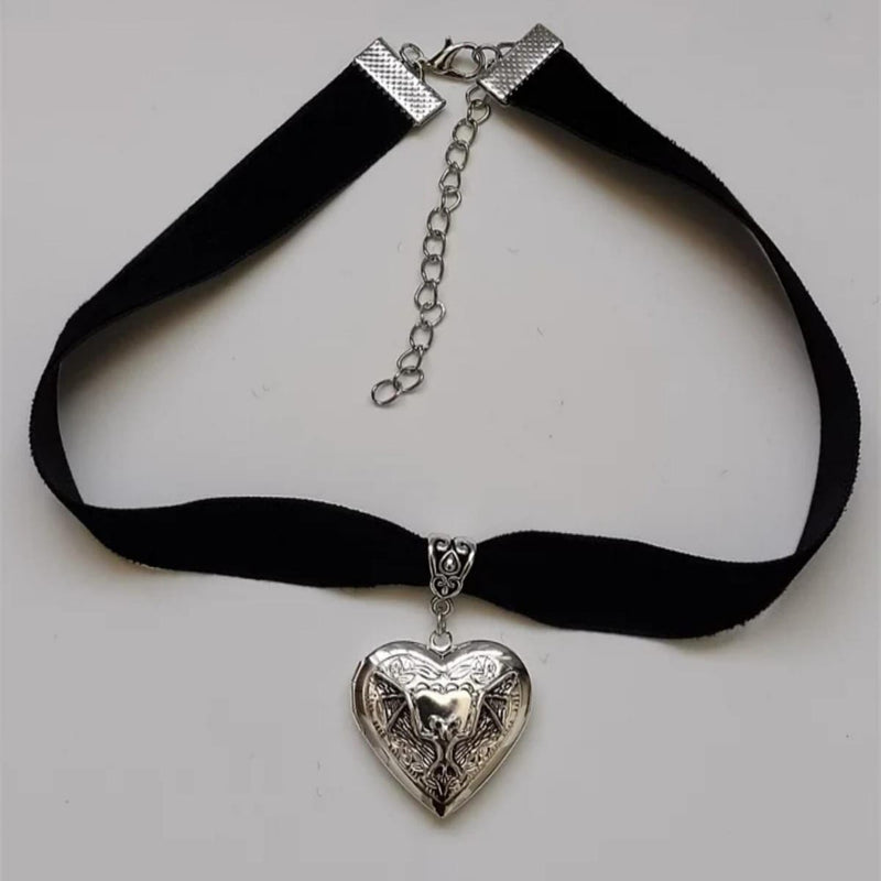 Gothic Vampire Witch���s Heart Locket Necklace