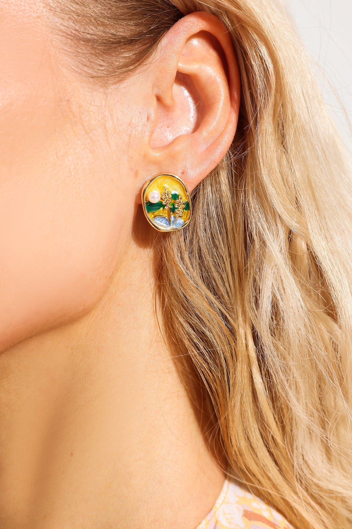 Round Cameo Faux Pearl Stud Earrings