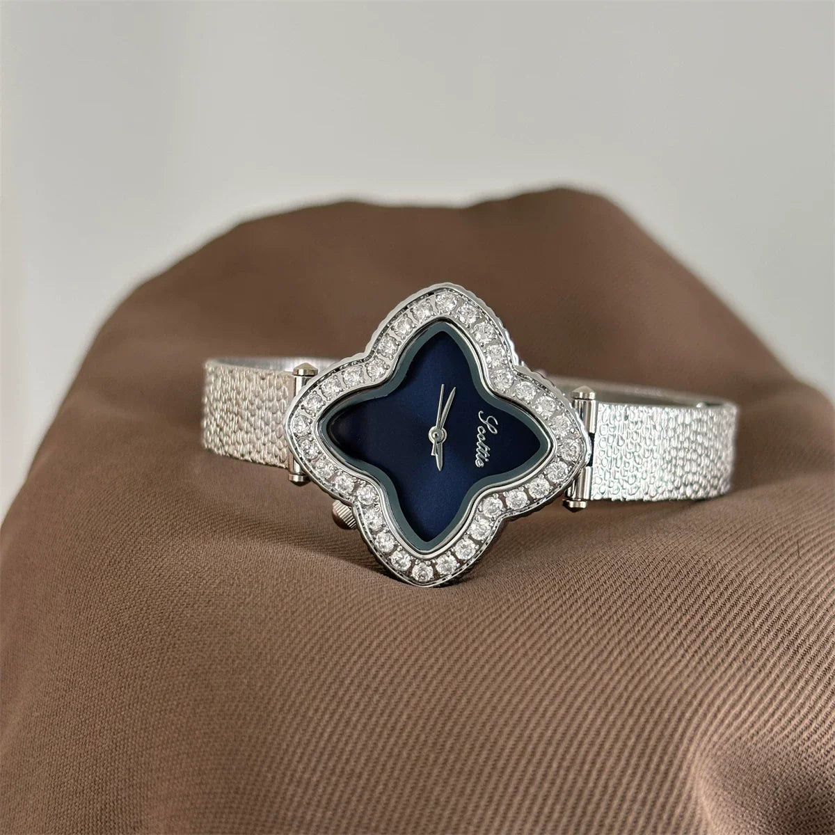 Oval Clover Bracelet Watch