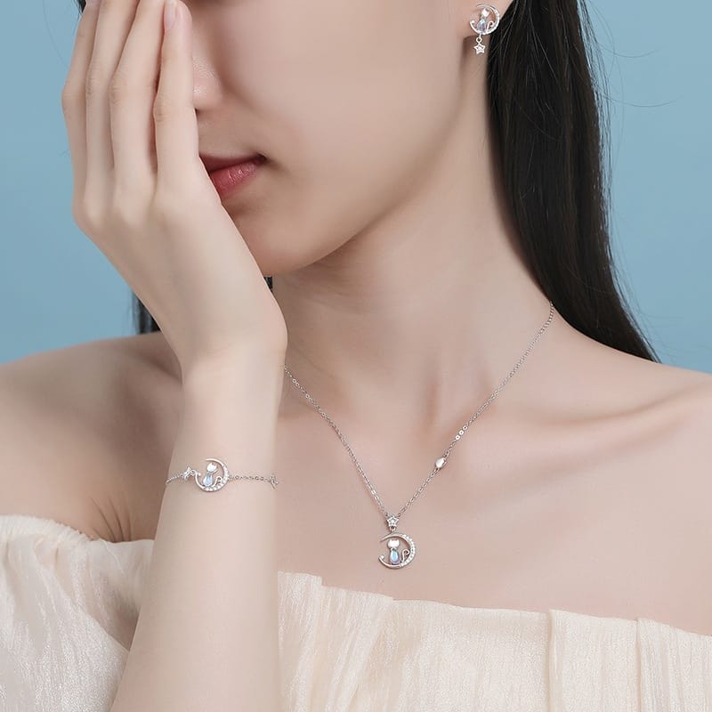Lunar Familiar���s Starlight Necklace
