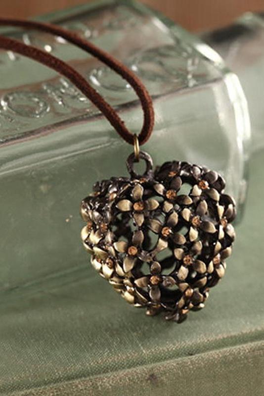 Retro Hollow Out Heart Pendant Necklace