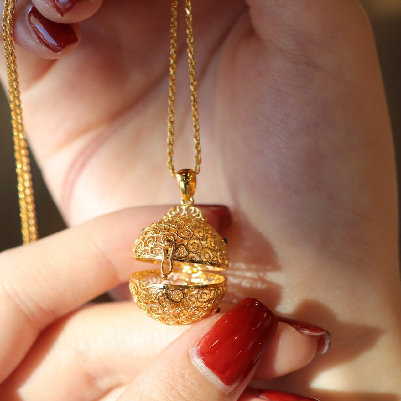 [] Flower Ball Locket Necklace